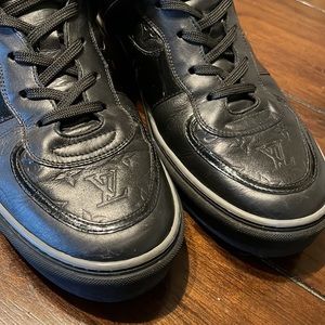 LOUIS VUITTON Black leather sneakers Mens size 8